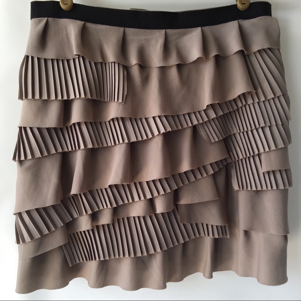 Femenine ruffled mini skirt